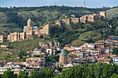 Georgien, Tiflis, Narikala-Festung und St.-Nikolaus-Kirche mit Blick auf das alte Tiflis (oder Dzveli Kalaki)