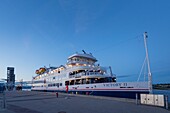 Kanada, Quebec, Quebec-Stadt, Kreuzfahrtschiff Victory 2 am Dock in der Dämmerung