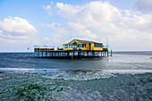 Ein hölzernes, erhöhtes Strandhaus am Nordstrand / Noorderstrand auf der Insel Schiermonnikoog wird von Kitern, Surfern und verschiedenen anderen Wassersportlern als Basis genutzt. Wattenmeer, Groningen, Niederlande.