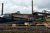 Riesiges, schweres Stahlwerk und Industriegelände, in dem verschiedene Stahlsorten in einer CO2-emittierenden und -absorbierenden Fabrik hergestellt werden. IJmuiden, Niederlande.