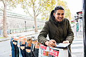 Paris, Frankreich. Junger männlicher Einwanderer in die Französische Republik, der stolz darauf ist, sein eigenes Modegeschäft in Saint-Denis zu haben.