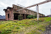 Riesiges, schweres Stahlwerk und Industriegelände, in dem verschiedene Stahlsorten in einer CO2-emittierenden und -ausstoßenden Fabrik hergestellt werden. IJmuiden, Niederlande.