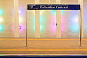 Rotterdam, Niederlande. Namensschild auf dem Bahnsteig in der Grand Central Subway Station.