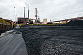 Riesiges, schweres Stahlwerk und Industriegelände, in dem verschiedene Stahlsorten in einer CO2-emittierenden und -ausstoßenden Fabrik hergestellt werden. IJmuiden, Niederlande.