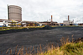 Riesiges, schweres Stahlwerk und Industriegelände, in dem verschiedene Stahlsorten in einer CO2-emittierenden und -absaugenden Fabrik hergestellt werden. IJmuiden, Niederlande.