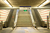 Rotterdam, Niederlande. Treppe und Rolltreppe zum Ausgang der U-Bahn-Station.