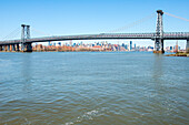 New York City, USA. Blick auf den East River und die Williamsburg Bridge von Brooklyn aus.