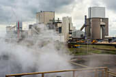 Riesiges, schweres Stahlwerk und Industriegelände, in dem verschiedene Stahlsorten in einer CO2-emittierenden und -verschmutzenden Fabrik hergestellt werden. IJmuiden, Niederlande.