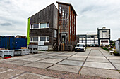 Die Gebäude und Anlagen der Schwimmenden Farm im Hafen von Merwe M4H. Rotterdam, Niederlande.