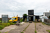 Der Floating Farm Diary Shop verkauft Molkereiprodukte an Kunden, die direkt im Außenbereich eines Industriehafens hergestellt werden. Rotterdam, Niederlande.