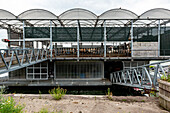 Die Gebäude und Konstruktionen des schwimmenden Bauernhofs im Hafen von Merwe M4H. Rotterdam, Niederlande.