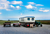 Anhänger und Traktor am Nordufer des Strandes von Schiermonnikoog, Niederlande.