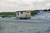 Abgenutzter Anhänger am Nordstrand von Schiermonnikoog, Niederlande.