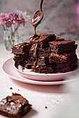 Brownies mit geschmolzener Schokolade und rosa Blumen