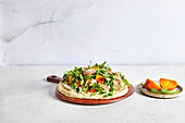 Salatpizza mit Rucola, Prosciutto und roten Beeten