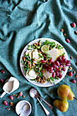 Waldorf-Salat mit Birnen, Walnüssen, Sellerie, Weintrauben und Baby-Rucola-Blättern. Negativer Kopierraum.