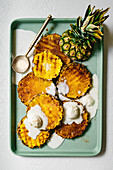 Tablett mit gegrillter Ananas, serviert mit Vanilleeis