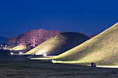 Gräber von Inwang-dong, UNESCO-Weltkulturerbe, in der Abenddämmerung, Gyeongju, Südkorea, Asien