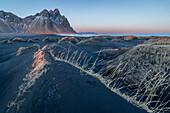 Schwarze Sanddünen und Vestrahorn-Gebirge in der Morgendämmerung, Stokksnes-Strand, Hofn, Island, Polarregionen