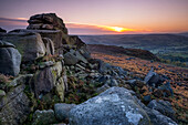 Over Owler Tor mit Blick auf das Derwent Valley über Hathersage Moor bei Sonnenuntergang, Peak District National Park, Derbyshire, England, Vereinigtes Königreich, Europa