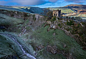 Peveril Castle und Cave Dale im Hintergrund von Mam Tor, Castleton, Peak District National Park, Derbyshire, England, Vereinigtes Königreich, Europa