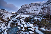 Clachaig Falls und der River Coe im Hintergrund von Aonach Dubh und dem Pass of Glencoe im Winter, Glencoe, Schottische Highlands, Schottland, Vereinigtes Königreich, Europa