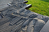 Basreliefs, die Szenen aus Mickiewiczs Werk Dziady darstellen, neben dem Adam-Mickiewicz-Denkmal in der Nähe der St.-Anna-Kirche und des Bernhardinerklosters, Vilnius, Litauen, Europa