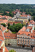 Pilies-Straße mit dem Museum für kirchliches Erbe, der St.-Anna-Kirche und der Kirche des Heiligen Franziskus und des Heiligen Bernhard im Hintergrund, vom Turm der St.-Johannes-Kirche aus gesehen, UNESCO-Weltkulturerbe, Vilnius, Litauen, Europa