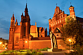 Adam-Mickiewicz-Denkmal in der Nähe der St.-Anna-Kirche und der Kirche des Heiligen Franziskus und des Heiligen Bernhard, UNESCO-Welterbestätte, Vilnius, Litauen, Europa