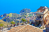 Taormina und die Ionische Küste vom Hauptplatz von Castelmola aus gesehen, Castelmola, Taormina, Sizilien, Italien, Mittelmeer, Europa