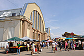 Der Zentralmarkt, einer der größten und ältesten Märkte Europas, mit fünf Lebensmittelpavillons, die sich in großen, umgebauten Zeppelin-Hangars befinden, Riga, Lettland, Baltikum, Europa