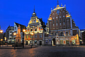 Rolandsstatue, Haus der Schwarzhäupter und Schwabe-Haus, Rathausplatz, Ratslaukums,UNESCO-Welterbestätte, Riga, Lettland, Baltikum, Europa