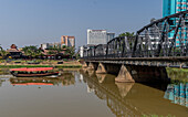 Touristenboot, das an der Eisenbrücke aus viktorianischer Zeit vorbeifährt, Chiang Mai, Thailand, Südostasien, Asien