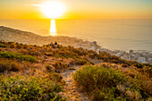 Paar beobachtet den Sonnenuntergang über der Bantry Bay vom Signal Hill aus, Kapstadt, Westkap, Südafrika, Afrika