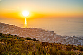 Menschen beobachten den Sonnenuntergang über der Bantry Bay vom Signal Hill aus, Kapstadt, Westkap, Südafrika, Afrika