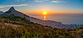 Blick auf Lion's Head und Bantry Bay bei Sonnenuntergang vom Signal Hill, Kapstadt, Westkap, Südafrika, Afrika