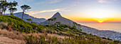 Blick auf Lion's Head und Bantry Bay bei Sonnenuntergang vom Signal Hill, Kapstadt, Westkap, Südafrika, Afrika