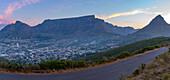 Blick auf Kapstadt und den Tafelberg vom Signal Hill in der Abenddämmerung, Kapstadt, Westkap, Südafrika, Afrika