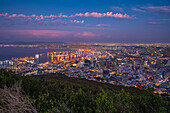 Blick auf Kapstadt vom Signal Hill in der Abenddämmerung, Kapstadt, Westkap, Südafrika, Afrika