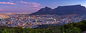 Blick auf Kapstadt und den Tafelberg vom Signal Hill in der Abenddämmerung, Kapstadt, Westkap, Südafrika, Afrika