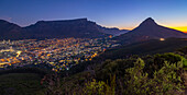 Blick auf Kapstadt, Löwenkopf und Tafelberg vom Signal Hill aus in der Abenddämmerung, Kapstadt, Westkap, Südafrika, Afrika