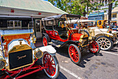 Blick auf Oldtimer auf dem Jubilee Square, Simon's Town, Kapstadt, Westkap, Südafrika, Afrika