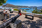 Blick auf Kanonen mit Blick auf den Yachthafen am Jubilee Square, Simon's Town, Kapstadt, Westkap, Südafrika, Afrika