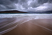 Stürmischer Himmel über der Insel Taransay vom Luskentyre Beach aus, Isle of Harris, Äußere Hebriden, Schottland, Vereinigtes Königreich, Europa