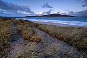 Die Insel Taransay vom Luskentyre Beach aus, Isle of Harris, Äußere Hebriden, Schottland, Vereinigtes Königreich, Europa