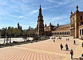 Blick auf die Plaza de Espana (Spanienplatz), erbaut 1928 für die Iberoamerikanische Ausstellung von 1929, Wahrzeichen der Architektur des Regionalismus, Parque de Maria Luisa (Maria-Luisa-Park), Sevilla, Andalusien, Spanien, Europa