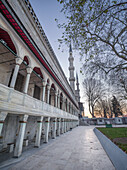 Außenansicht der Sultanahmet Camii (Blaue Moschee) bei Sonnenaufgang, UNESCO-Weltkulturerbe, Istanbul, Türkei, Europa