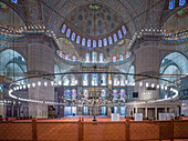 Außenansicht der Sultanahmet Camii, Camii (Blaue Moschee) mit einer riesigen Laterne, UNESCO-Welterbestätte, Istanbul, Türkei, Europa