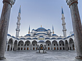 Außenansicht der Sultanahmet Camii (Blaue Moschee) bei Sonnenaufgang, UNESCO-Weltkulturerbe, Istanbul, Türkei, Europa