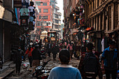 Belebte, chaotische Straße in Kathmandu in der Nähe von New Road und Thamel, Kathmandu, Nepal, Asien